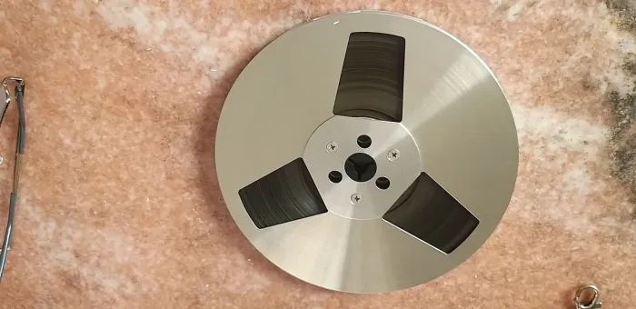 Carretel novo de metal 7 polegadas com fita 1/4 poleg. Leia!!!