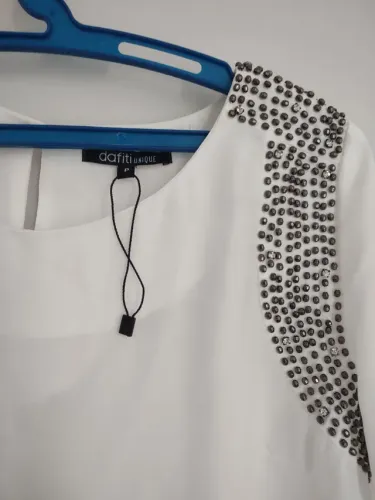 blusa com bordado em pedrarias 