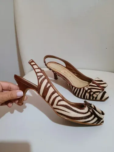 Scarpin de zebra tamanho 37/38 Santa Lolla.