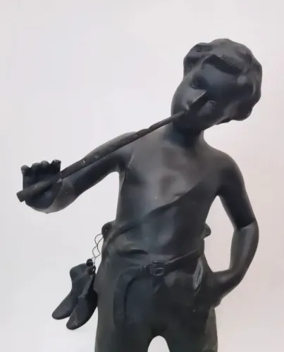 Escultura Menino Flautista 