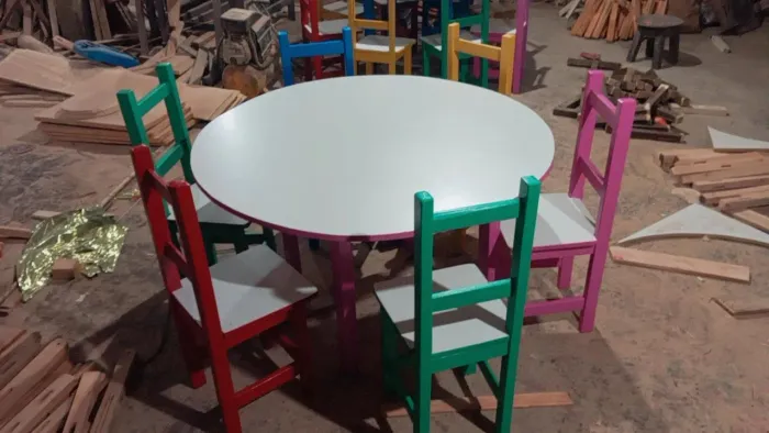 Mesa Infantil Redonda Colorida com Cadeiras