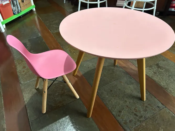 Mesa e cadeiras infantil