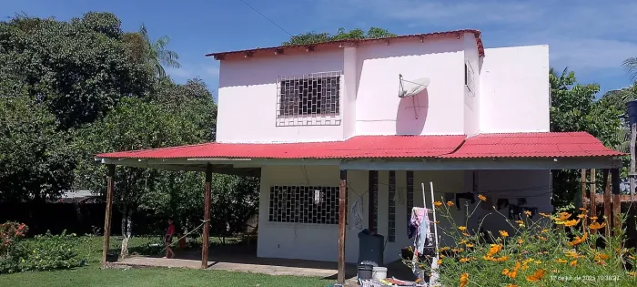 Casa com 2 suítes, quarto e banheiro social