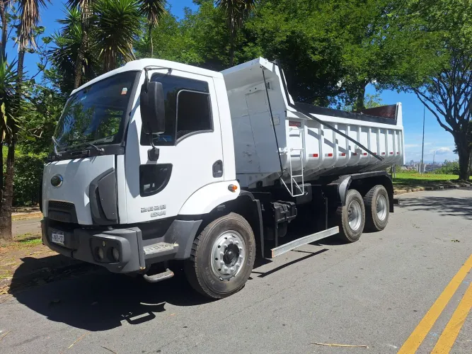 Ford Cargo 2012. Traçado 6x4 cacamba 