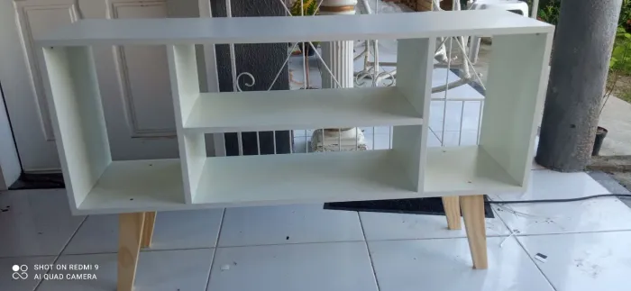 Rack de MDF branco com pés de Madeira pinus.
