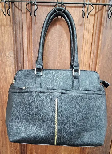 Bolsa de ombro na cor preta super bem dividida. Buscar próximo a Doca.