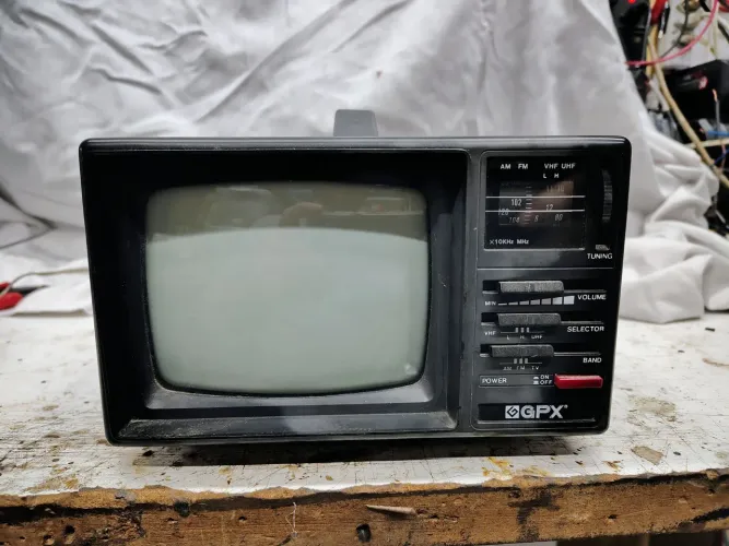 Tv portátil preto e branco 