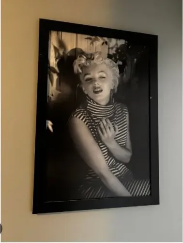 quadro emoldurado com uma fotografia em preto e branco de Marilyn Monroe