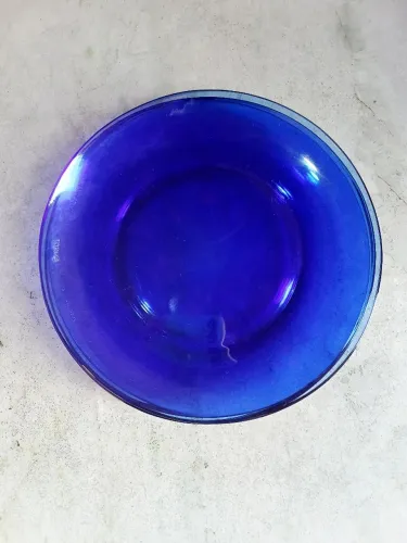 Conjunto contendo 8 pratos de vidro temperado da marca Duralex, na cor azul cobalto 