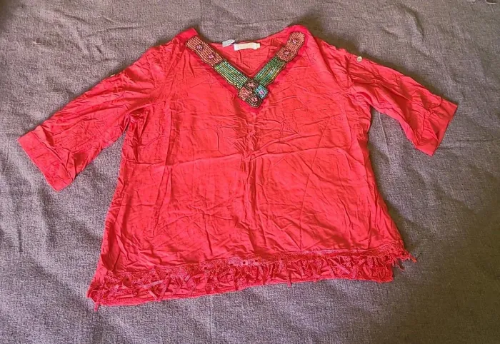 Blusa de Praia Vermelha com Detalhes