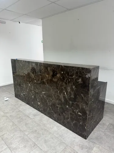 Lindo balcão em granito com parte interna