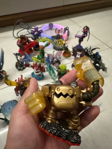 Skylanders Trap Team - Jogo + Bonecos Interativos + Acessórios