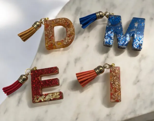 Enfeite de bolsa, de resina