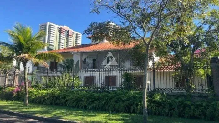 Mansão de 1280m² de área total! 5 quartos, 4 banheiros e 2 vagas.