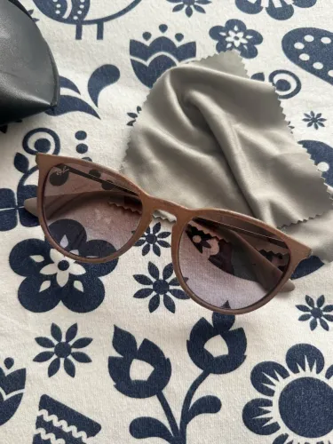 Óculos rayban areia com defeito