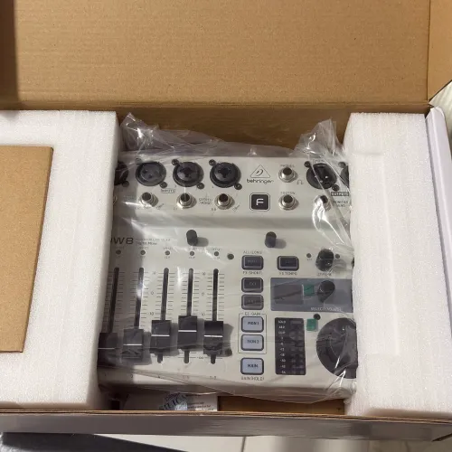 Mesa digital Behringer FLOW 8