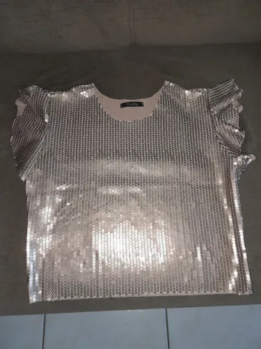 Blusa de paetês com mangas de babado