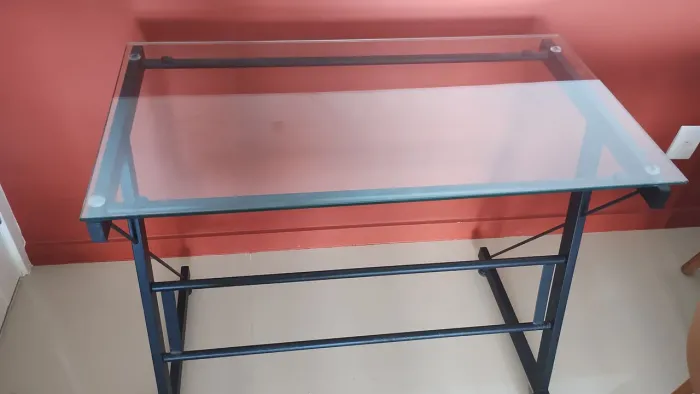 Mesa de trabalho em aço com tampa em vidro