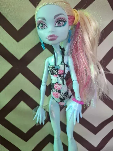 Boneca moster righ