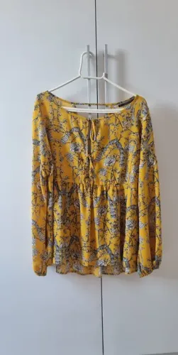 Bata na cor mostarda com estampas florais da Shoulder