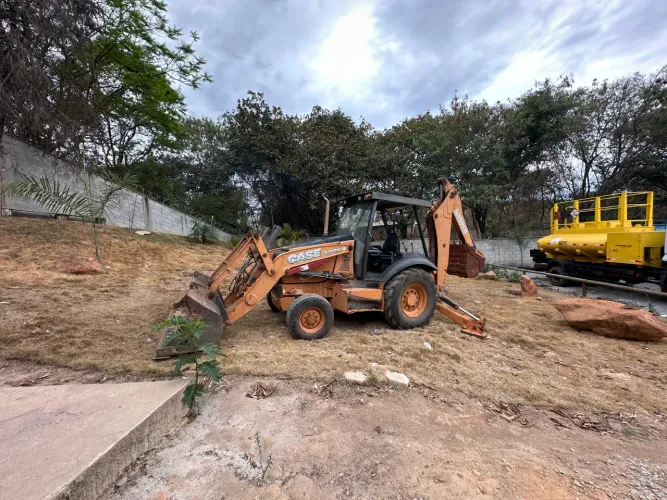 Retroescavadeira Case 580N 2013 4X2 