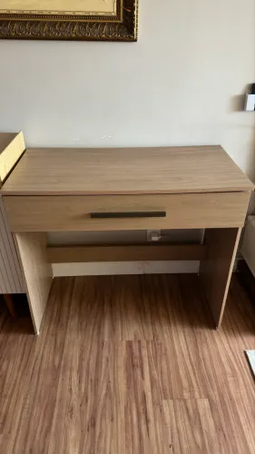 Escrivaninha com gaveta - pouco uso 