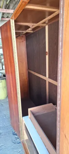 Guarda roupa solteiro usado ,madeira maciça 