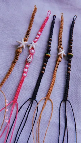 Pulseiras Artesanais de Macramê com Detalhes de Concha e Estrela