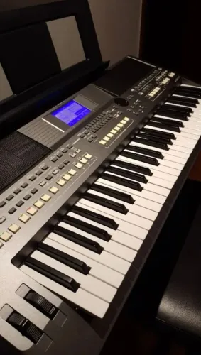 YAMAHA PSR S670 + Case. Programado