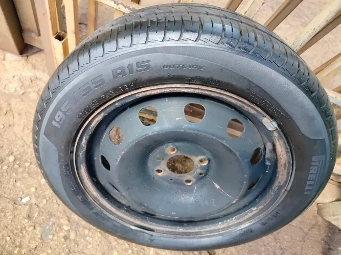 Roda da Fiat aro 14 com pneu semi-novo 