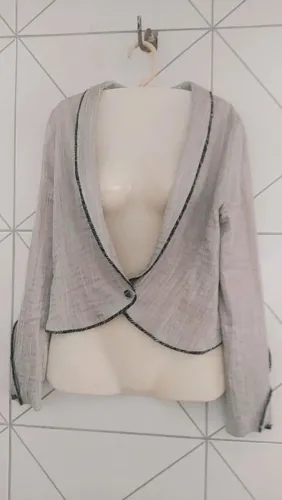 Blazer cinza com detalhes