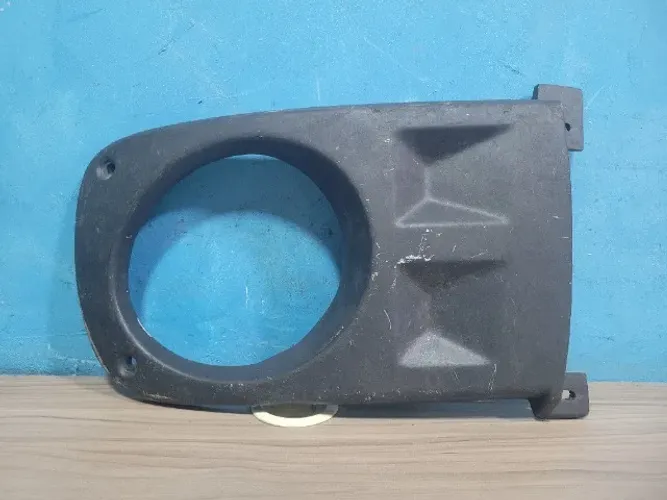 Moldura do Farol de Milha Direito Renault Scenic 2000 a 2009 0.297.01.001