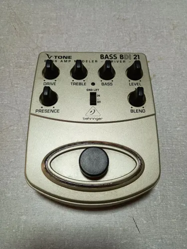 Pedal para Contrabaixo Behringer BDI 21 VTone Modelador 