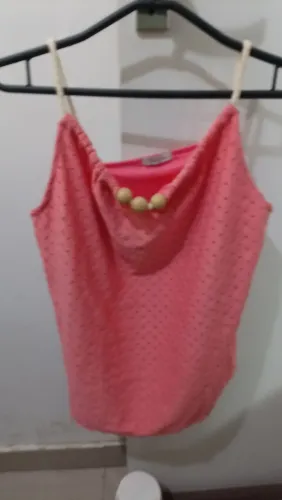 2 Blusas  rosa e verde com detalhes