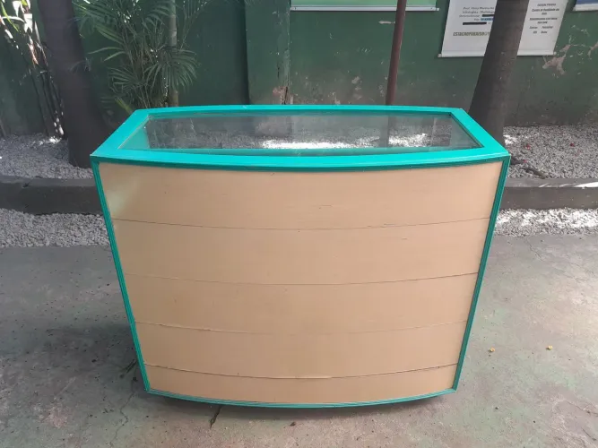 Balcão de Madeira com Detalhes em Verde