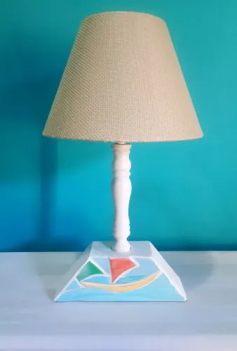 Abajur/ luminária de mesa em madeiro ( barco a vela)