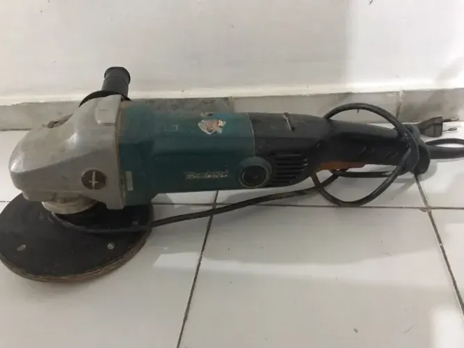 Esmerilhadeira Makita
