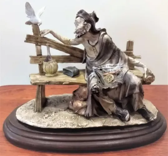 Bela escultura representando andarilho interagindo com pássaro. Peça Italiana.