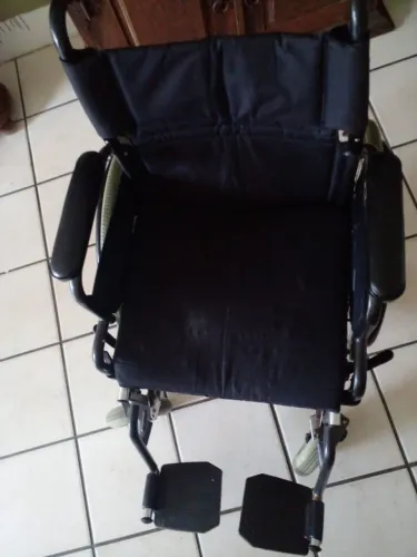 Combo de cadeira de rodas com andador. 