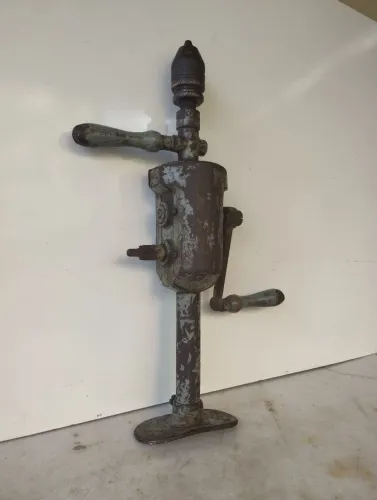 Furadeira manual antiga