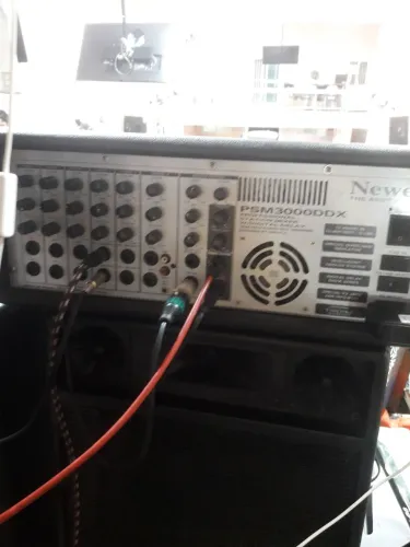 Amplificador com duas caixas para vozes