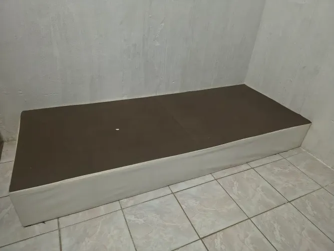 Cama box solteiro Ortobom branca toda boa tem os pés