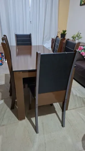 Mesa de sala com seis cadeiras