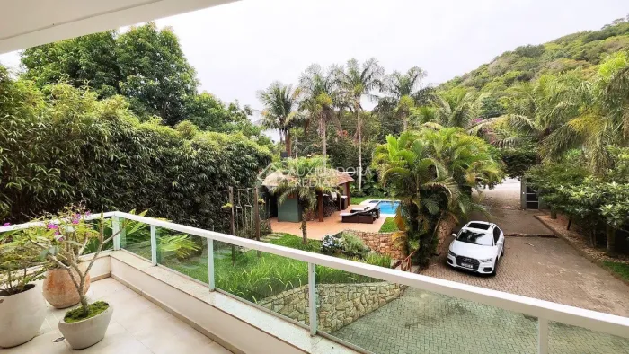 Elegante casa escriturada, a 2 min da Praia Mole, com 4 dormitórios (2 suítes), à venda.