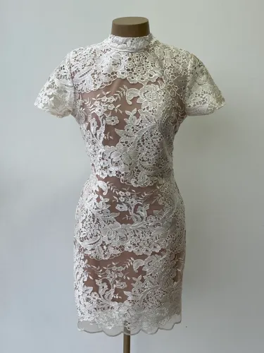 Vestido curto em renda branca e forro rosa antigo com detalhe nas costas