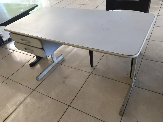 Mesas de escritório com gaveta de 1.20 mts