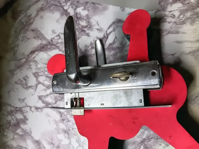 Fechadura para porta de banheiro