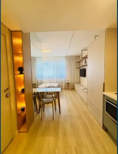 Studio mobiliado de 28 m² na Avenida Silva Jardim, Água Verde, em prédio com restaurante e