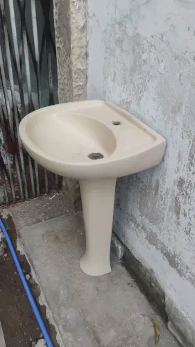 Vendo pia com coluna na cor amarela.