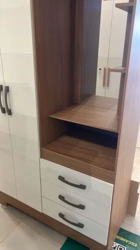 Guarda roupa com um espelho e três gavetas 